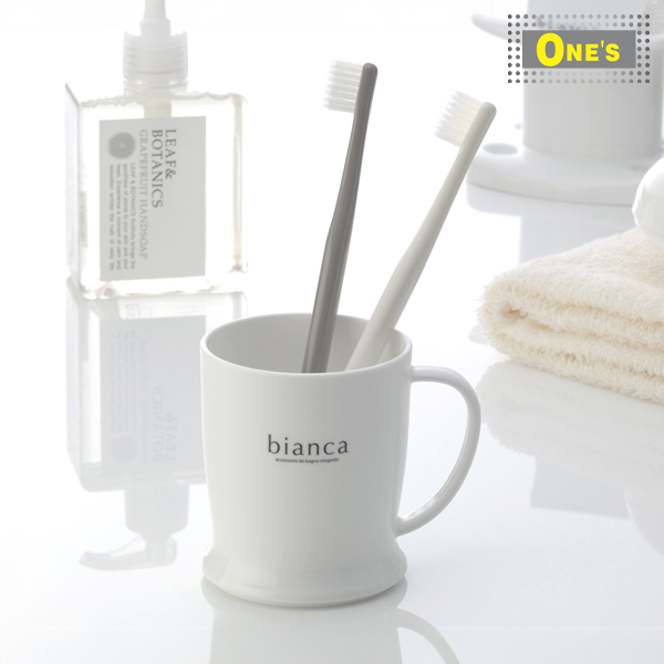 Bianca Bathroom Item Series - White in color. Simple design ビアンカ　手付コップ